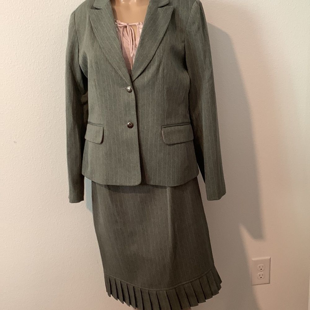 Blacker by Stanley Blacker 2-Piece Grey/Pink Skirt & Jacket Suit